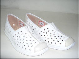 溫州富龍鞋業 匠心獨運，步履不?！瑯I展覽引領行業新風尚