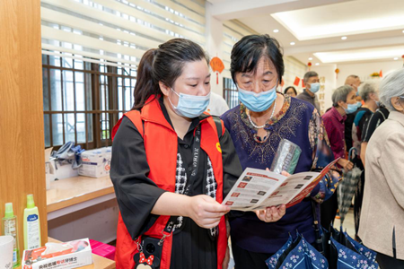 神經(jīng)內(nèi)科的9名專家為菱藕社區(qū)居民提供免費(fèi)醫(yī)療義診和健康咨詢服務(wù)