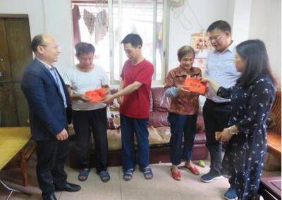 黨員志愿服務(wù)在行動(dòng)!市殘聯(lián)走進(jìn)圣堂社區(qū)義診慰問送溫暖