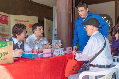 一站式社區(qū)服務 健康義診、養(yǎng)老咨詢、生活服務與產(chǎn)品特賣全面啟動